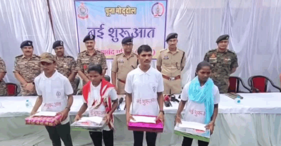 “धमतरी-गरियाबंद सीमा पर बड़ी सफलता: चार कुख्यात माओवादी हथियार डालकर मुख्यधारा में लौटे”