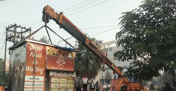 रायपुर NIT चौपाटी हटाने पर बवाल: बुलडोजर पहुंचते ही कांग्रेस का विरोध, व्यापारी बोले—‘कारोबार बंद हो जाएगा’