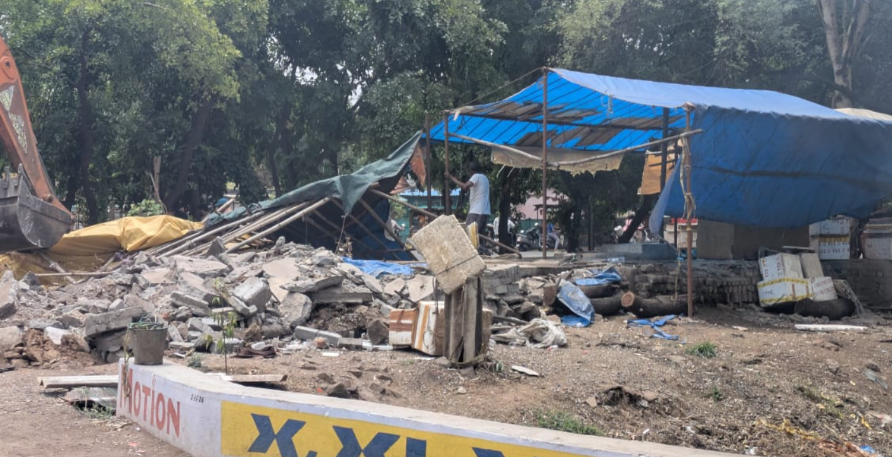 Encroachment Removal Drive: हनोदा माइनर नहर क्षेत्र से हटाए गए अवैध कब्जे