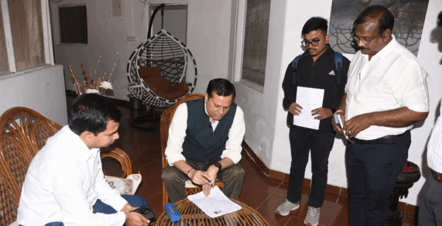 दुर्ग में संभागायुक्त सत्यनारायण राठौर को बीएलओ ने सौंपा गणना पत्रक, मतदाताओं से की सहयोग की अपील
