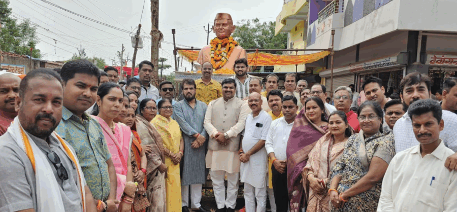गांधी जयंती व शास्त्री जयंती 2025: दुर्ग में भाजपा कार्यकर्ताओं ने प्रतिमाओं पर माल्यार्पण कर दी श्रद्धांजलि, मंत्री गजेंद्र यादव बोले- उनका जीवन हमें प्रेरणा देता है