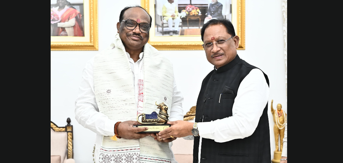 मुख्यमंत्री विष्णु देव साय से केंद्रीय जनजातीय कार्य राज्य मंत्री दुर्गा दास उइके की सौजन्य मुलाकात, जनजातीय विकास पर हुई विस्तृत चर्चा