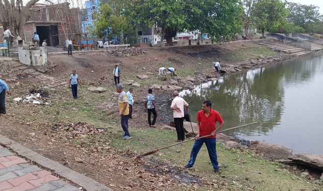 Durg News: 85 साल के बुजुर्गों ने माता तालाब पोटिया की सफाई कर दी — युवाओं के लिए जबरदस्त सबक, 5 बातें जो दिल छू जाएंगी!