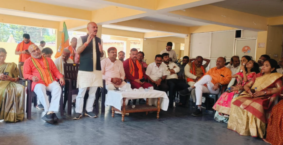 स्थापना दिवस पर लहराया भाजपा का परचम: दुर्ग कार्यालय में ध्वजारोहण व संगोष्ठी का आयोजन, नेताओं ने रखे विचार