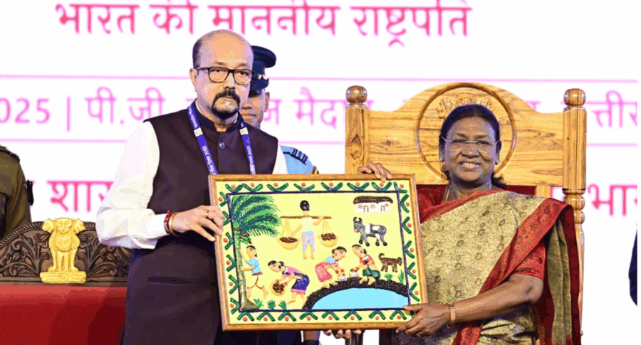 जनजातीय गौरव दिवस: राज्यपाल रमेन डेका ने राष्ट्रपति द्रौपदी मुर्मु को भित्ती चित्र की पेंटिंग भेंट की