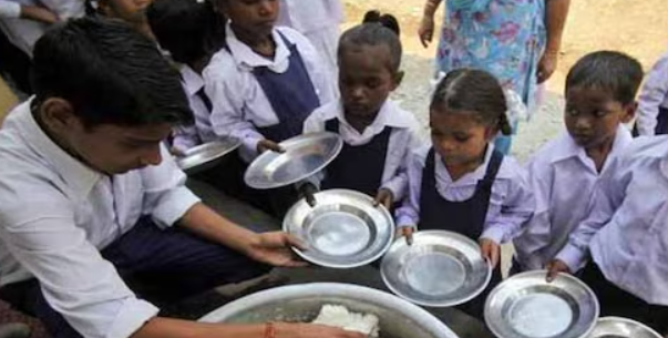 ₹66 की दिहाड़ी पर 22 दिन से आंदोलन: रायपुर में मिड-डे मील रसोइयों का संघर्ष, ₹400 से अधिक वेतन की मांग