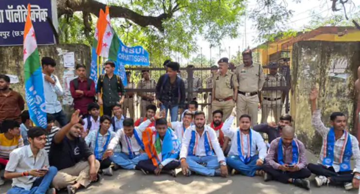 Raipur News: NSUI ने शासकीय पॉलिटेक्निक कॉलेज बैरन बाजार का किया जोरदार घेराव — गंदे पानी और टूटे शौचालयों पर फूटा छात्रों का गुस्सा