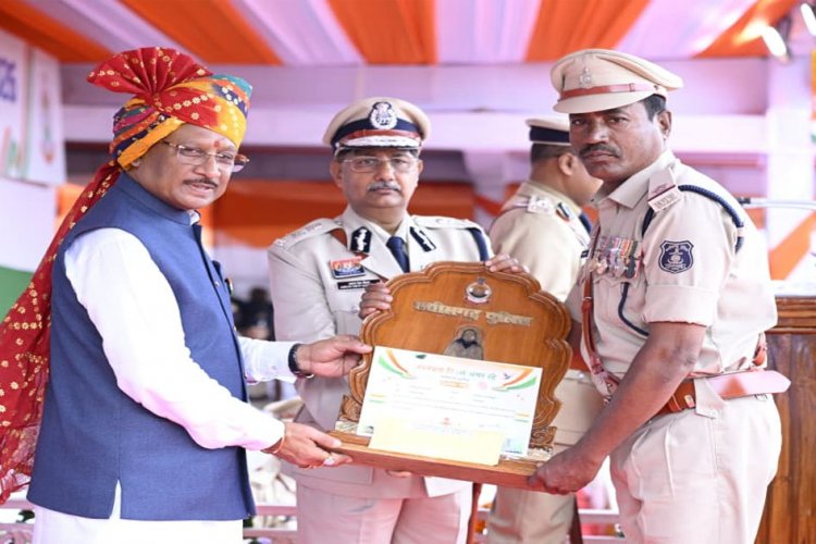 मुख्यमंत्री विष्णु देव साय के करकमलों से उत्कृष्ट सेवा के लिए सम्मानित हुए पुलिस एवं नगर सेना के अधिकारी&कर्मचारी…..